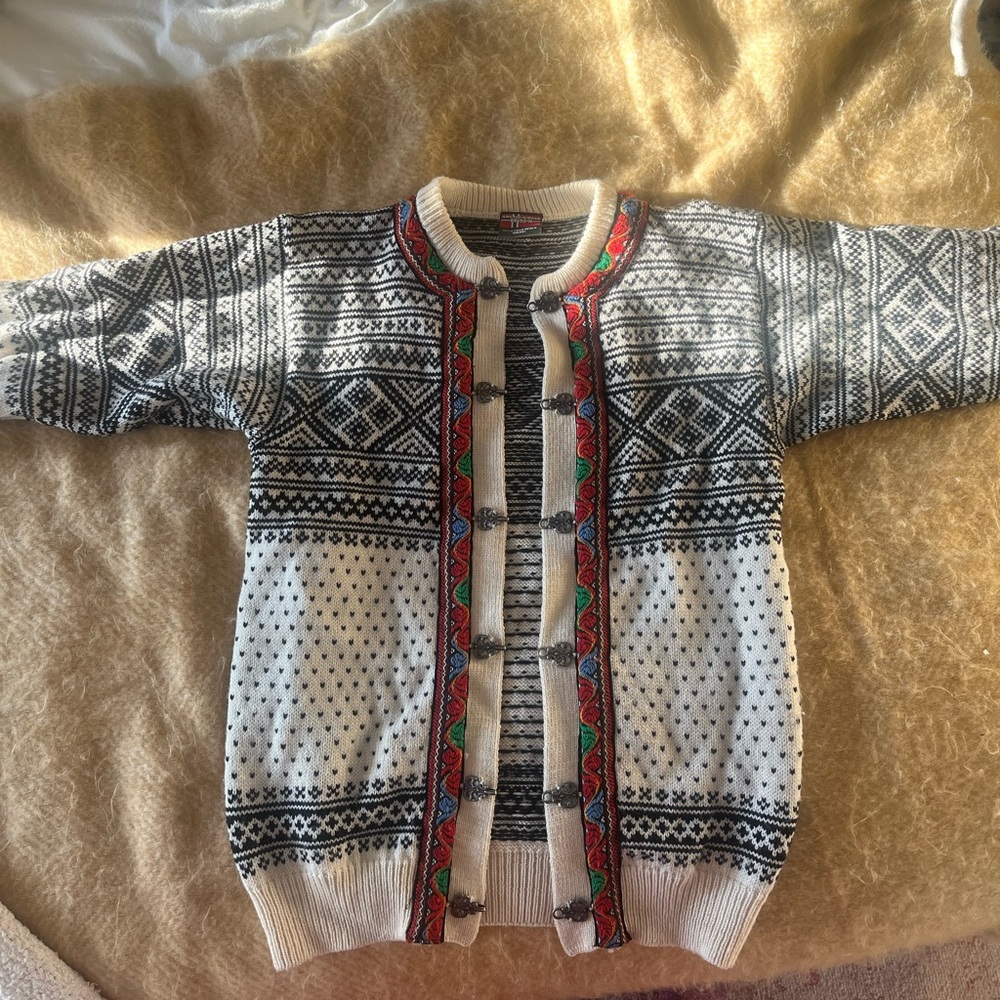 Brand new arctic circle women’s sweater size small